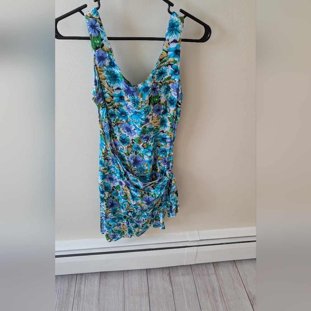 Dawn Joy fashions sleeveless fitted floral print dress. Size 3-4.